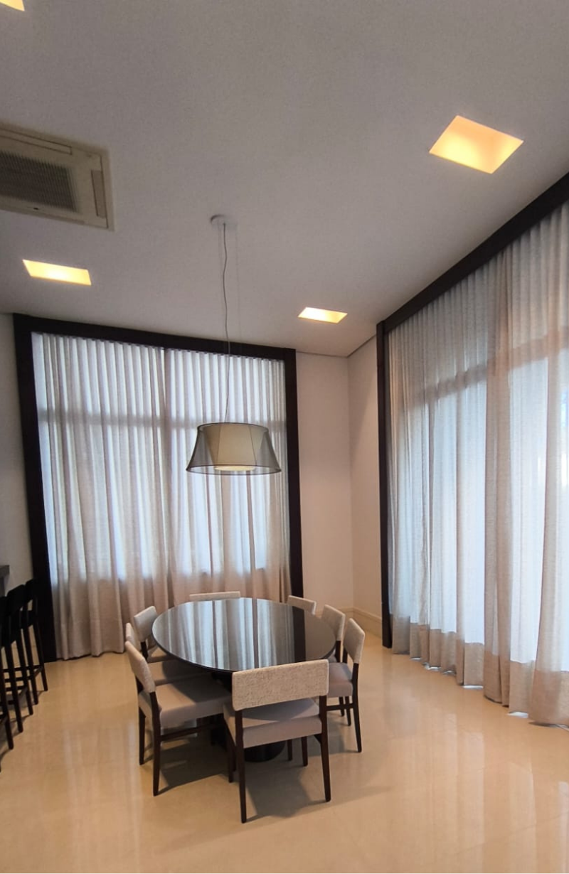Persianas verticais em sala de jantar — Consert Persianas Campinas