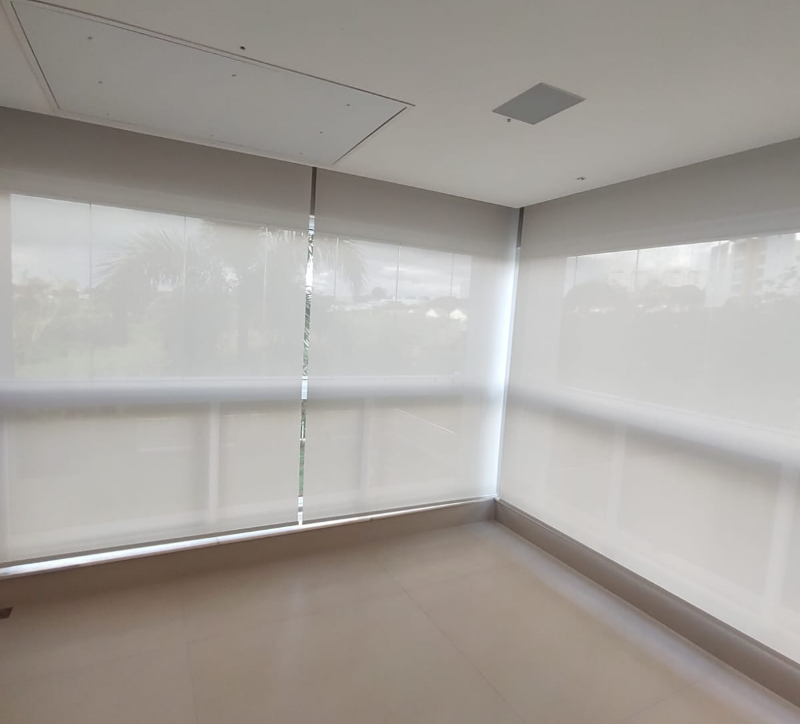 Persianas rolô screen em ambiente comercial